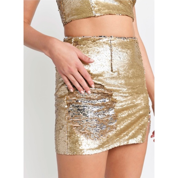 EVERYTHING AND MORE SEQUIN SKIRT IN GOLD - Picture 2 of 8